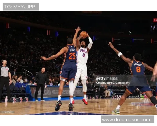 76人对决尼克斯激战纽约篮球场谁能赢得这场东部强强对话